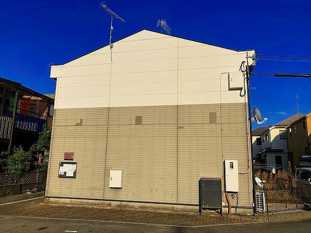 加古川市西神吉町岸のアパートの外観