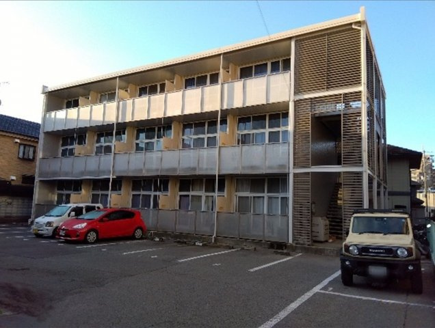 加古川市加古川町美乃利の賃貸マンションの外観|2021年3月に外壁塗装致しました。