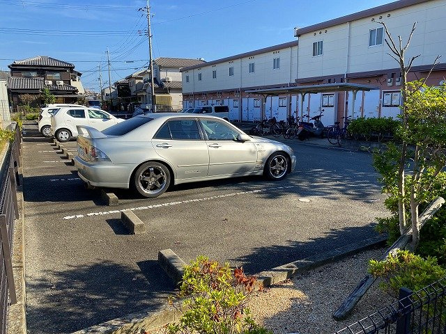 レオパレスエコハウス華園の駐車場