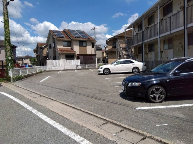 レオパレスマーガレットの駐車場