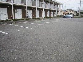 加古川市東神吉町砂部のアパートの駐車場