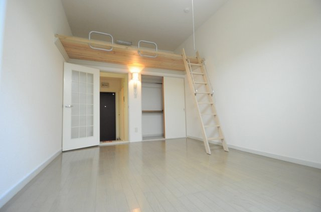 加古川市平岡町新在家のアパートの居間・リビング|ロフト付きのお部屋です！