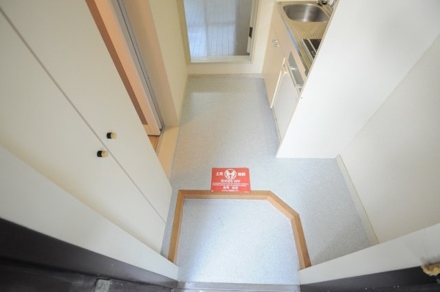 加古川市平岡町新在家のアパートの玄関|シューズ棚もあります。（左側）