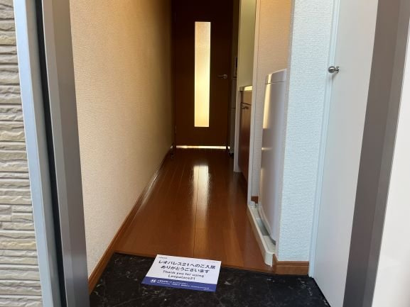 神戸市中央区野崎通３丁目のアパートの玄関