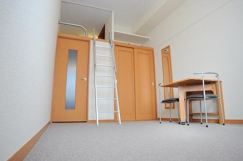 神戸市中央区籠池通３丁目のアパートの居間・リビング|２Ｆカーペット。