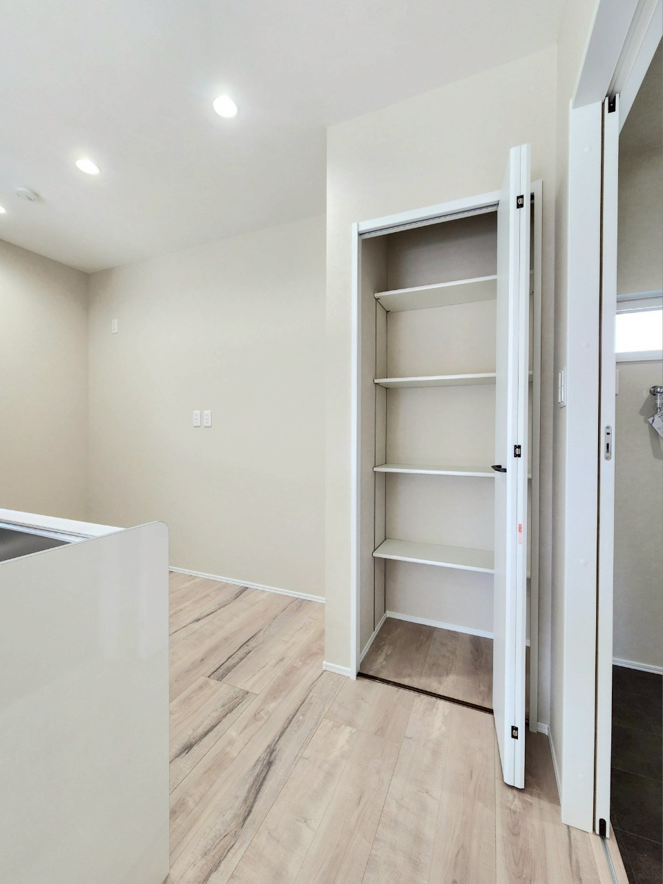 TAILOR HOUSE－テイラーハウス－小倉南区長尾4丁目【小倉南区　新築戸建て】のキッチン|嬉しいパントリー♪思いっきり買い溜めしましょう♪