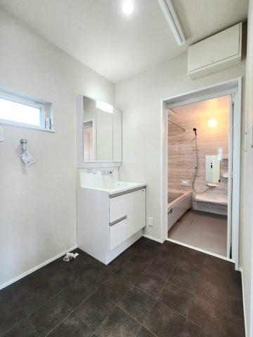 TAILOR HOUSE－テイラーハウス－小倉南区長尾4丁目【小倉南区　新築戸建て】の洗面所|玄関とキッチンからアクセスできる洗面脱衣室♪