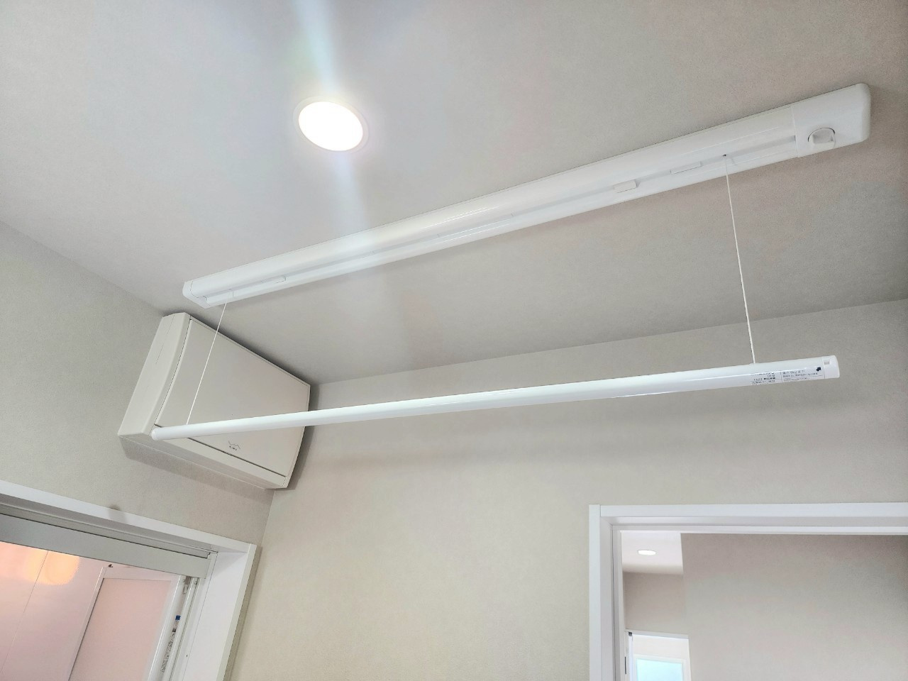 TAILOR HOUSE－テイラーハウス－小倉南区長尾4丁目【小倉南区　新築戸建て】の洗面所|洗面脱衣室には物干し付き♪