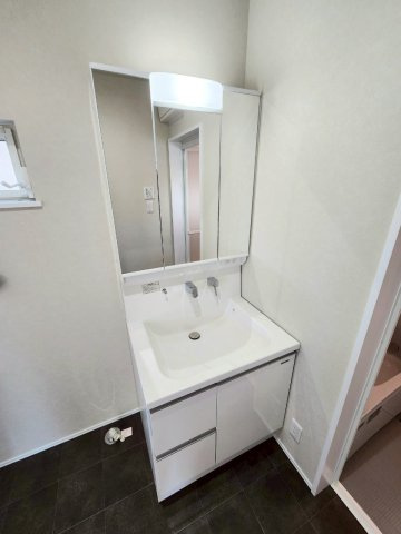 TAILOR HOUSE－テイラーハウス－小倉南区長尾4丁目【小倉南区　新築戸建て】の独立洗面台|３面鏡の洗面台♪壁面水栓でお掃除しやすいですね♪