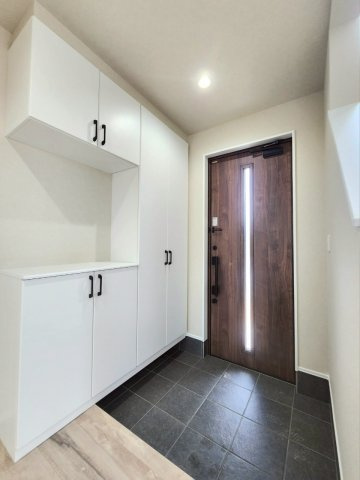 TAILOR HOUSE－テイラーハウス－小倉南区長尾4丁目【小倉南区　新築戸建て】の玄関|玄関はシューズボックス付き♪