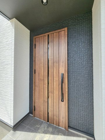 TAILOR HOUSE－テイラーハウス－小倉南区長尾4丁目【小倉南区　新築戸建て】の玄関|リモコンキーを持っていればワンタッチで開閉する玄関ドア♪