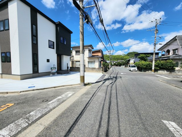 TAILOR HOUSE－テイラーハウス－小倉南区長尾4丁目【小倉南区　新築戸建て】の前面道路含む現地写真|前面道路も広々♪角地です♪
