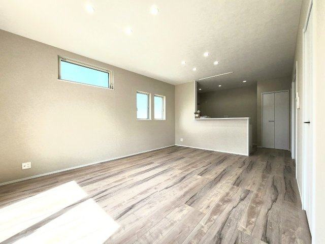 TAILOR HOUSE－テイラーハウス－小倉南区長尾4丁目【小倉南区　新築戸建て】の居間・リビング|オールダウンライトです♪