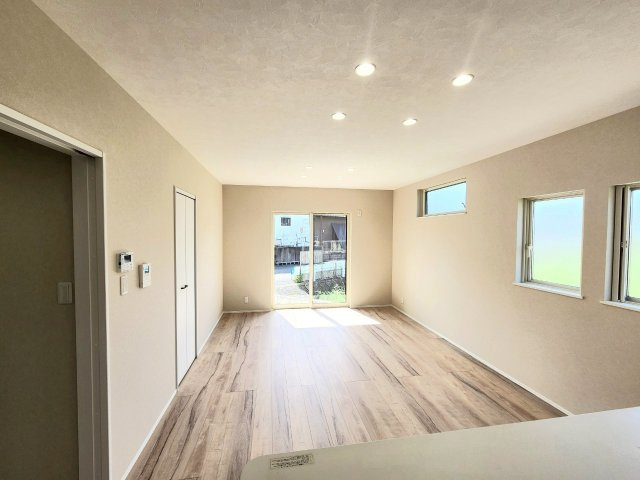 TAILOR HOUSE－テイラーハウス－小倉南区長尾4丁目【小倉南区　新築戸建て】の居間・リビング|南東側の採光で午前中の光が取り込めます♪