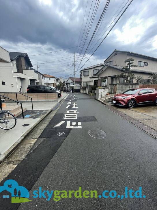 藤沢市亀井野４丁目　新築戸建　全3棟D号棟の前面道路含む現地写真