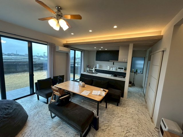 八街市朝日　中古戸建の居間・リビング