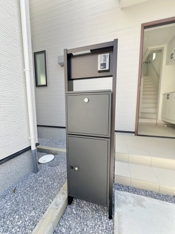 三郷市彦沢1丁目　新築戸建　全3棟　1号棟のエントランス|不在時に便利な宅配BOX完備