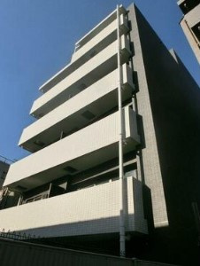 【外観】 | THE PREMIUM SUITE 中野鷺宮 | 鉄筋コンクリート造のがっちりとした建物。