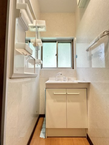 中郡大磯町生沢　敷地広々大型平屋住宅の独立洗面台
