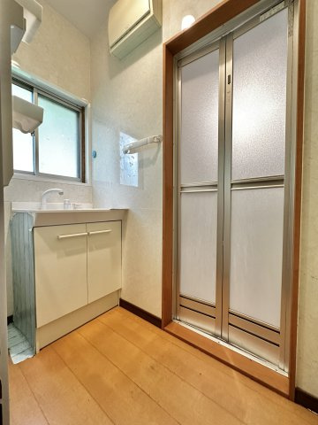中郡大磯町生沢　敷地広々大型平屋住宅の独立洗面台