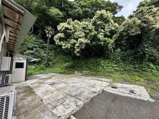 中郡大磯町生沢　敷地広々大型平屋住宅の駐車場