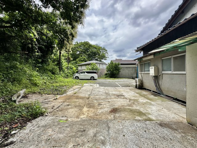 中郡大磯町生沢　敷地広々大型平屋住宅の駐車場