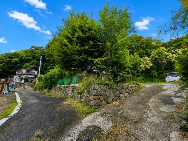 中郡大磯町生沢　敷地広々大型平屋住宅の前面道路含む現地写真