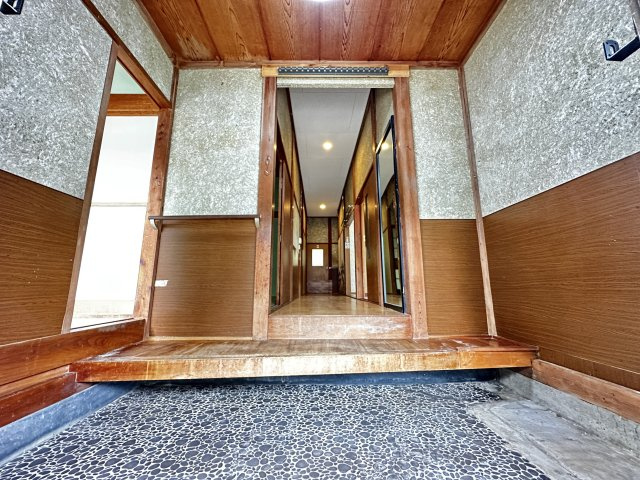 中郡大磯町生沢　敷地広々大型平屋住宅の玄関
