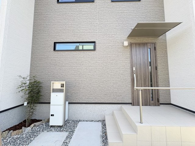 三郷市彦沢1丁目　新築戸建　全3棟　2号棟のエントランス|不在時に便利な宅配BOX完備