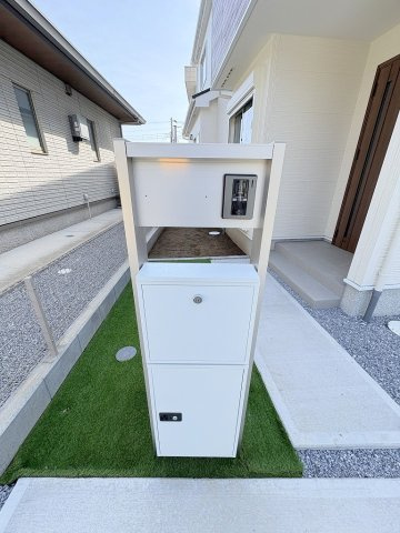 三郷市彦沢1丁目　新築戸建　全3棟　3号棟のエントランス|不在時に便利な宅配BOX完備