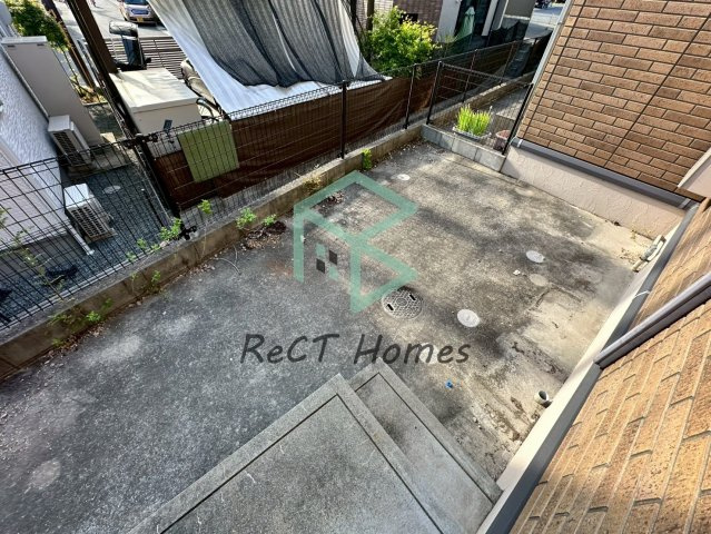 オークスコート西新在家 B棟の庭