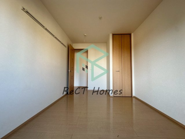 オークスコート西新在家 B棟の居間・リビング