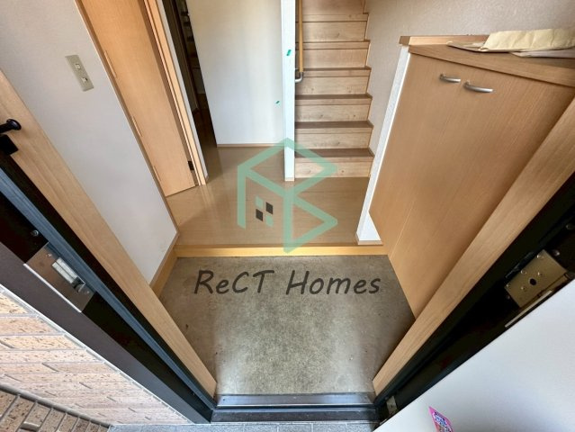 オークスコート西新在家 B棟の玄関