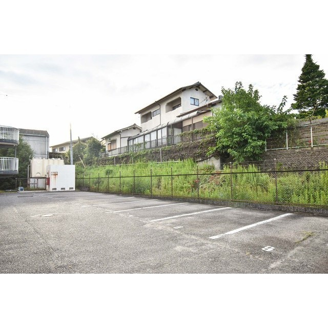 メゾンサステックの駐車場