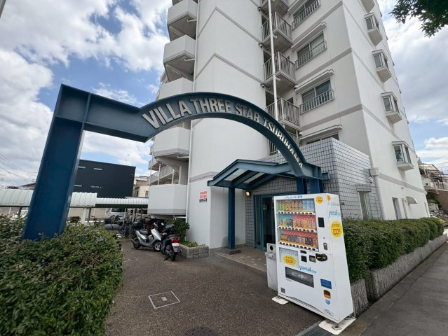 ヴィラスリースター鶴浜の駐車場