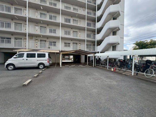 ヴィラスリースター鶴浜の駐車場