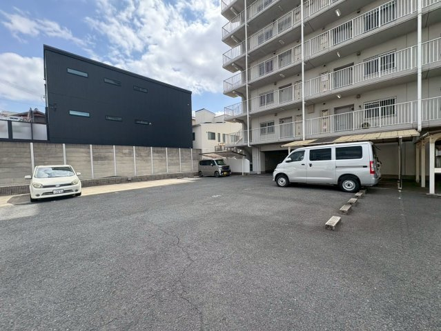 ヴィラスリースター鶴浜の駐車場