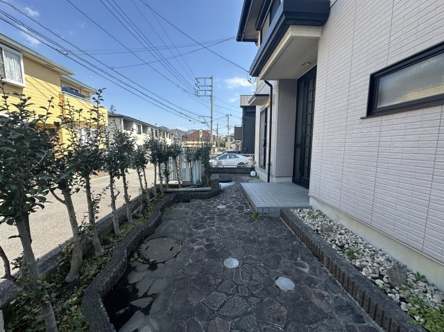 小田原市高田　ダイナシティ近辺の中古戸建の前面道路含む現地写真