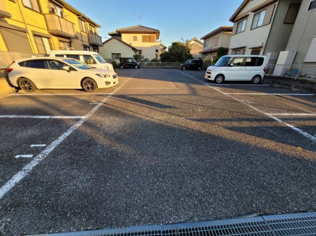 STEP2の駐車場|出入りのしやすい広めの平面式駐車場です