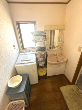 【中古】入間郡越生町上野平屋建て中古住宅の独立洗面台|朝の身支度に欠かせない洗面台、隣にはランドリースペースです！