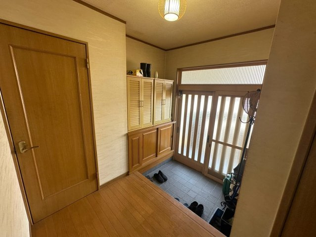 【中古】入間郡越生町上野平屋建て中古住宅の玄関|広々した玄関ホールです☆