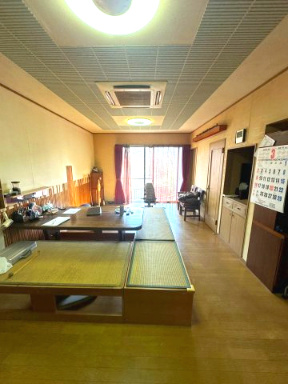 【中古】入間郡越生町上野平屋建て中古住宅の居間・リビング|窓も大きく採光・採風しっかりとれています♪