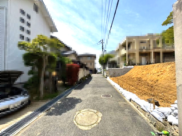 山手町土地の前面道路含む現地写真|南側全面道路は比較的交通量の少ない道路で安心です。