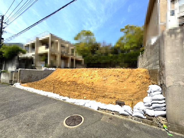 山手町土地の外観|前面道路より１段上がっているため、視線などが気にならないプライバシーの守られたお家を建築いただけます。