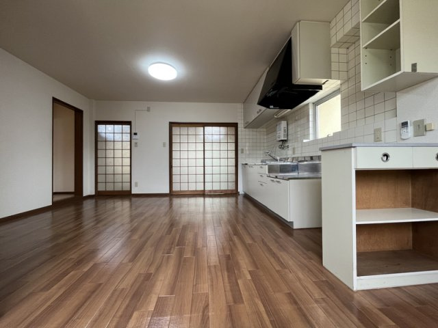 白岡ビルの居間・リビング