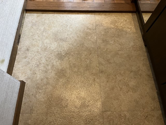 白岡ビルの玄関