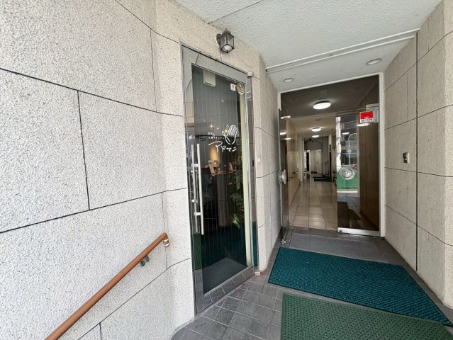 横井第6ビルのエントランス