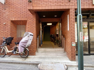 【エントランス】 | お客様を、そして住人を出迎えてくれるマンションのエントランス。ゴミが落ちていないことからも、管理状態の良さや住民の節度の高さが見て取れます。～即日のご見学可能～　お問合せはお気軽にどうぞ。