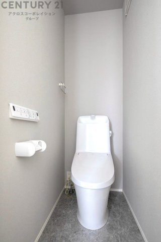 温水洗浄便座付トイレは温水洗浄機能により、暖かい水でおしりを洗浄することができ、冷たい水を使う従来の便座に比べ、温水洗浄機能で暖かいトイレを提供し、快適な使用を可能にします。