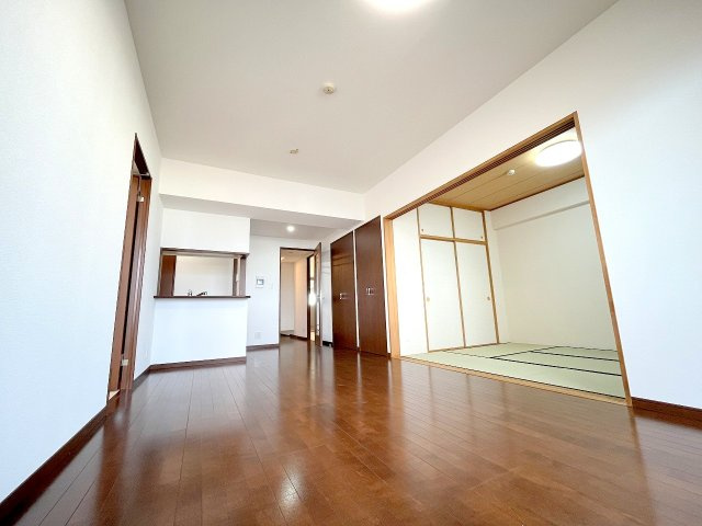 レクセルマンション福生第二の居間・リビング|南向きの明るいリビングです！